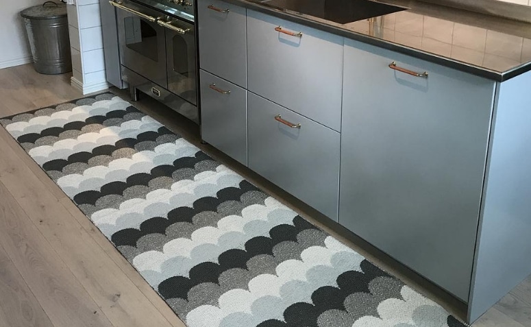 Kitchen Rugs: Where to Buy and 50 Inspiring Models 3 Modelo de tapete para cozinha que oferece um ar de descontração ao ambiente.