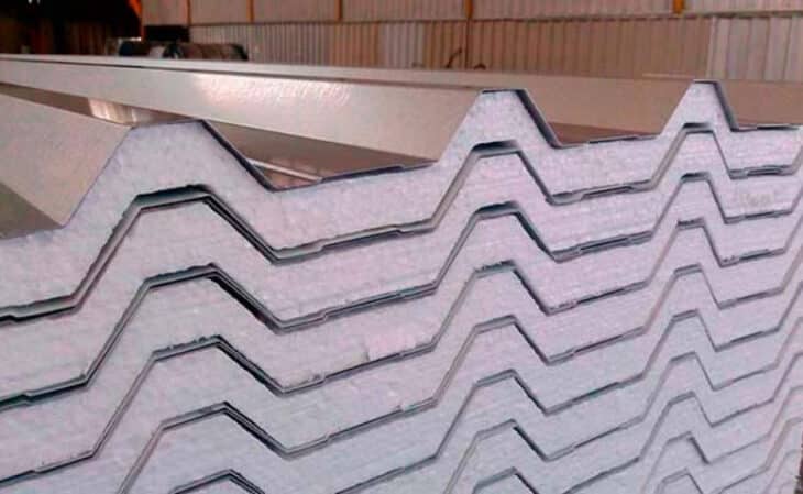 Zinc Roofs: Everything You Need to Know About This Durable and Versatile Option 2 Imagem de telha de zinco com isopor.