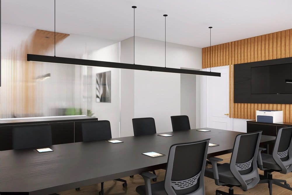O fato das divisórias de vidro proporcionarem a passagem de luz natural traz uma sensação de amplitude para o espaço, o que é ideal para áreas comerciais, escritórios e home office.