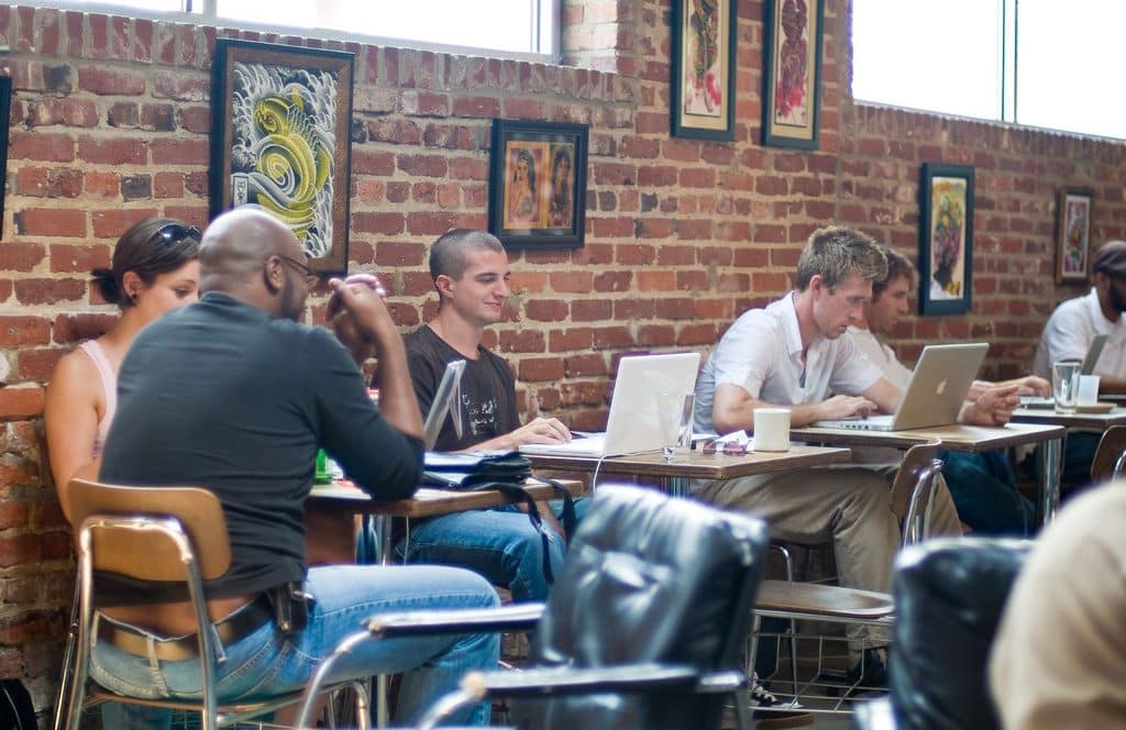 Reasons to Join an Architects' Coworking Space 5 Profissionais trabalhando em um espaço de coworking.