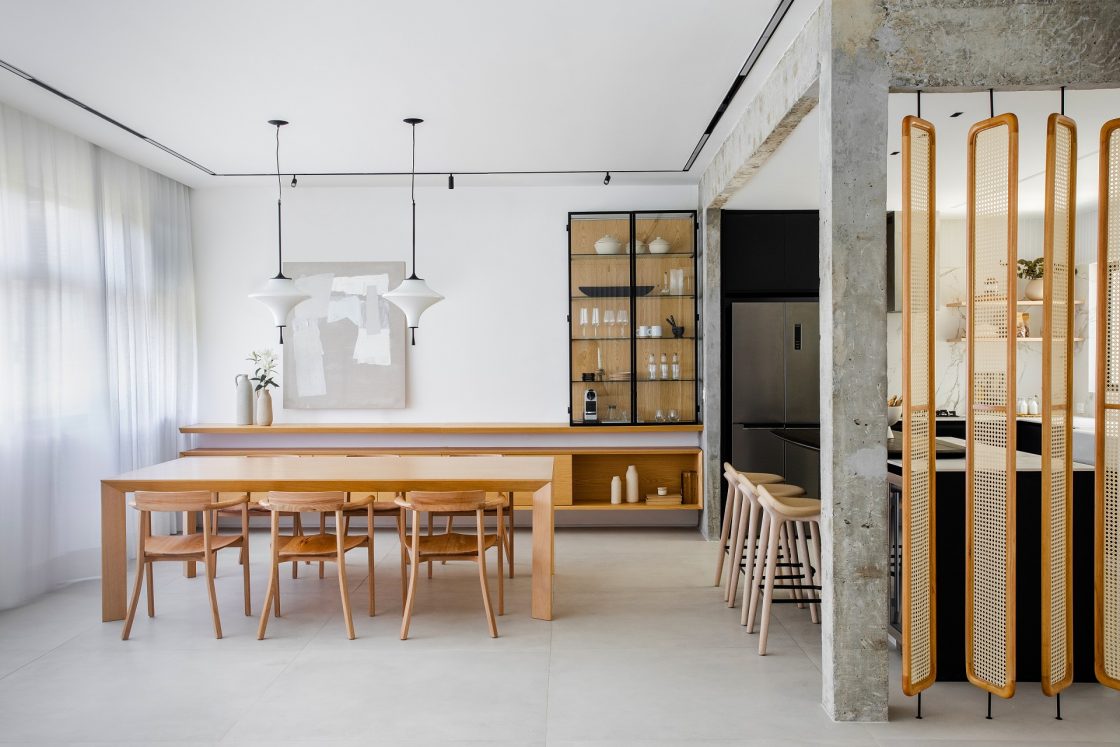 Usar o produto errado para limpar porcelanato pode danificar a superfície de forma irreversível (Projeto: Natalia Lemos Arquitetura)