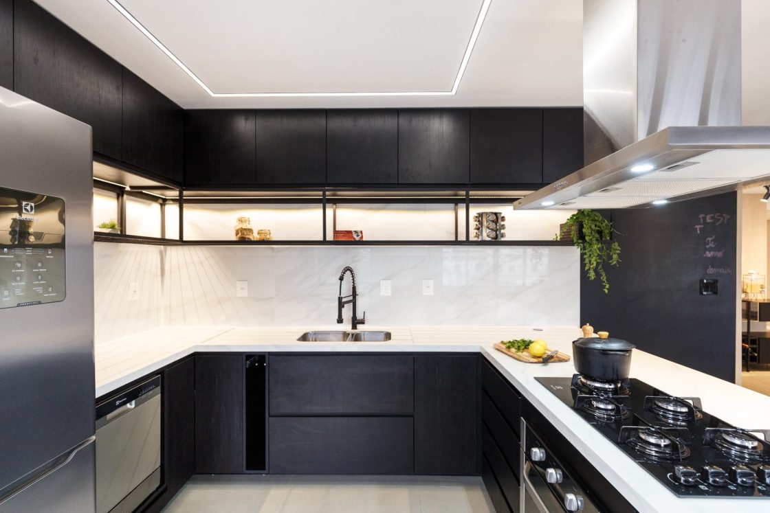 Backslash da cozinha se destacou com a elegância de um porcelanato marmorizado.