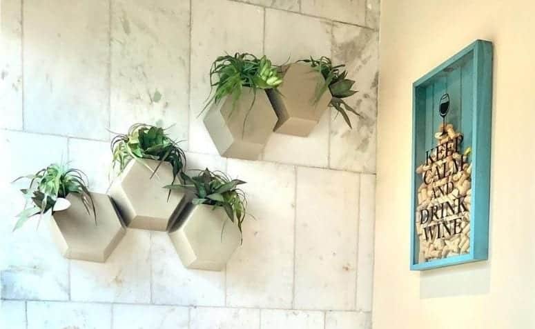A floreira de parede é uma peça ideal para quem deseja cultivar plantas e embelezar um ambiente, mas não tem muito espaço em casa.