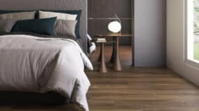 Atualizado em 12.06.24 Sinônimo de beleza e elegância, o piso de madeira é capaz de transformar qualquer ambiente. Utilizado principalmente em áreas internas, este ainda possui a vantagem de ajudar a aquecer o lugar, sendo muito comum em locais de baixas temperaturas.