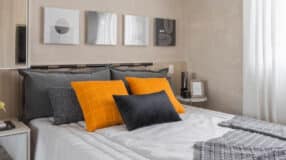 60 Stunning Ripped Headboard Ideas to Transform Your Bedroom 9 quarto de casal pequeno decorado