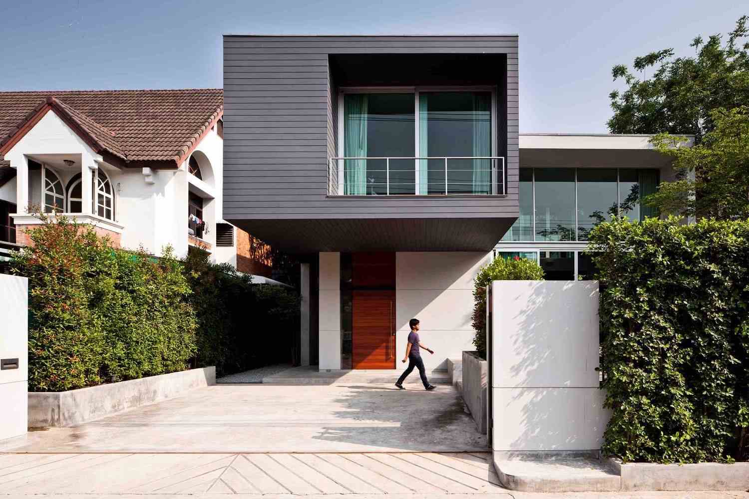 11 Inspiring Facade Designs for Duplex Homes 9 fachada de sobrado com fachada de madeira pintada