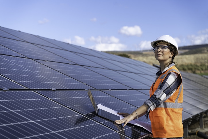 Imagem que ilustra a adoção de sistemas de energia renovável, como os painéis solares.