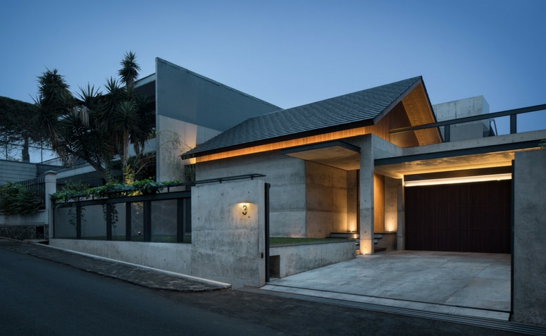 Roof Types: 13 Designs and 50 Inspirations for Your Project 2 Mais conhecido e utilizado em obras arquitetônicas, o modelo de duas águas possui como característica principal as duas faces de escoamento.