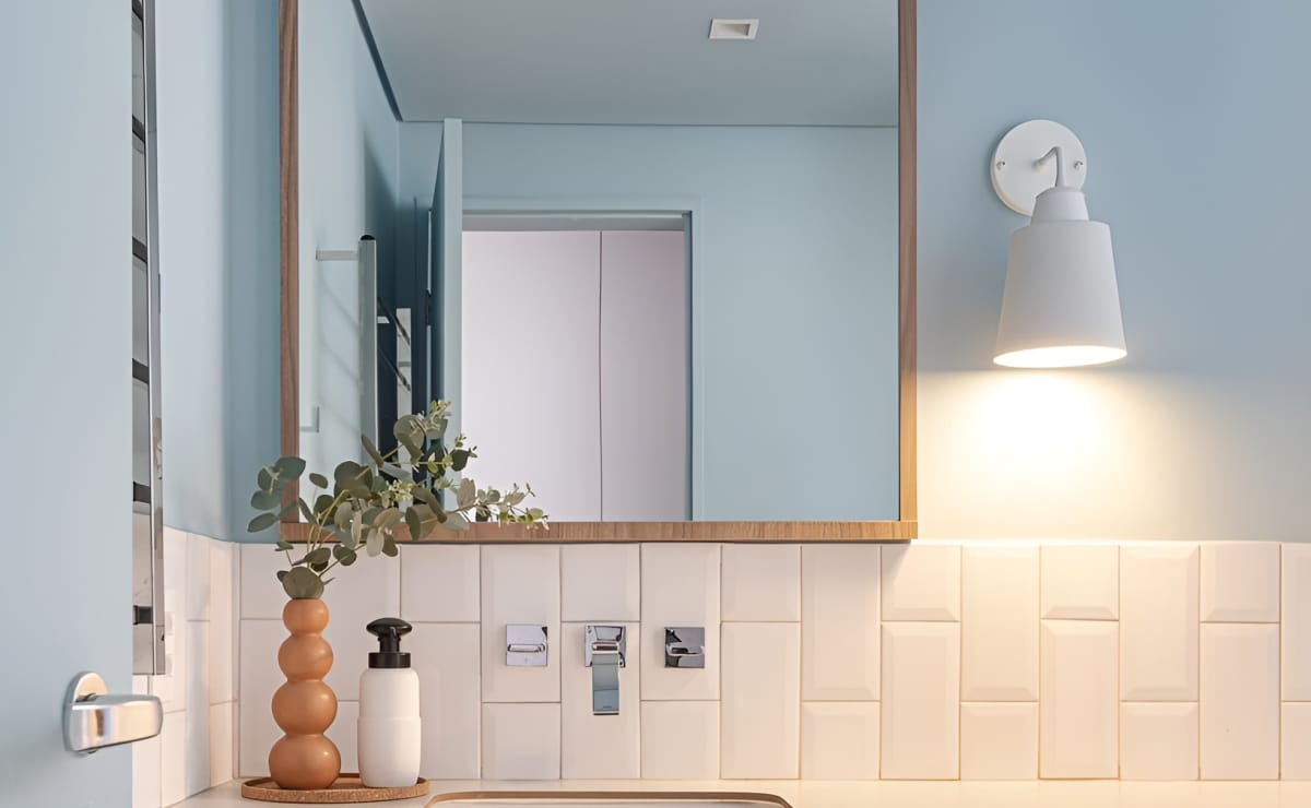 Arandela para banheiro com design moderno.