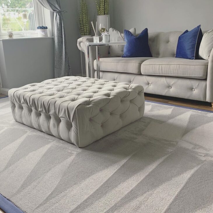 Navy Blue: 75 Decorations with This Subtle and Sophisticated Color 9 Almofadas em azul marinho na sala