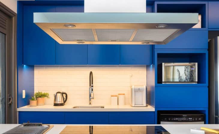 75 Elegant Ideas to Use Inspiring Royal Blue in Your Decor 5 O azul royal transmite firmeza, inteligência e poder.