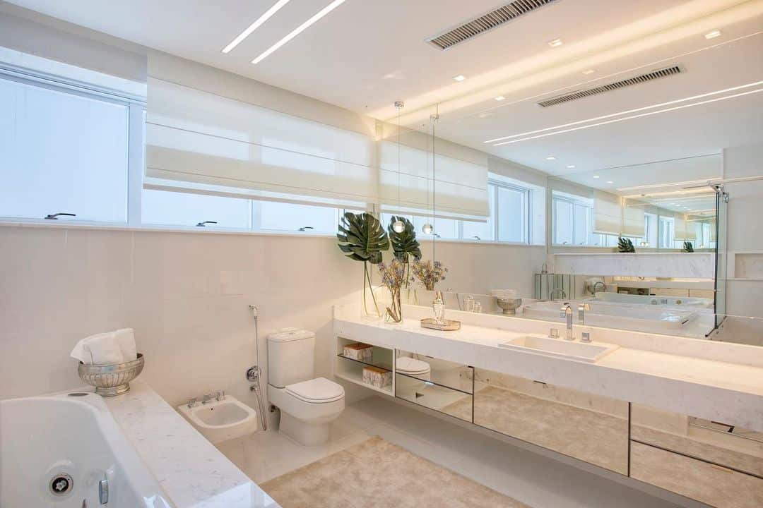 Banheiro de luxo com bidê
