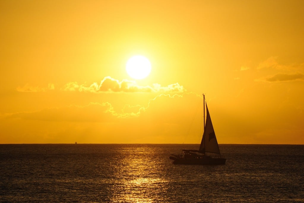Um barco à vela simbolizando a navegação rumo ao sucesso profissional.