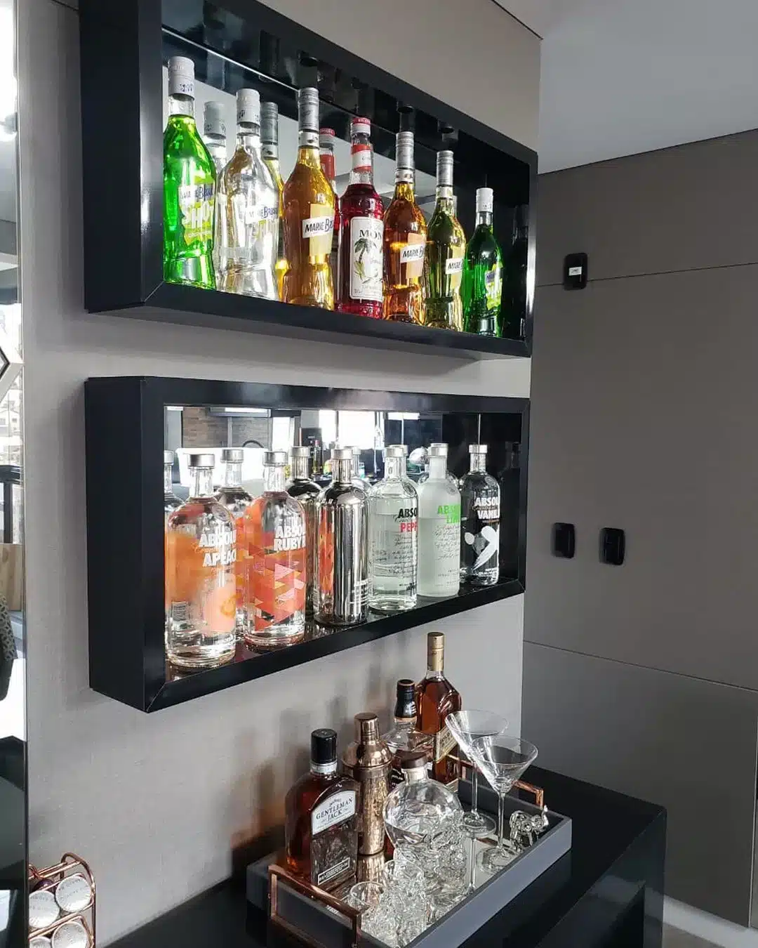 Bar em casa, com várias bebidas.