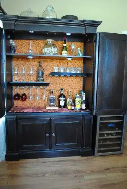 Bar em casa feito com móvel reformado.