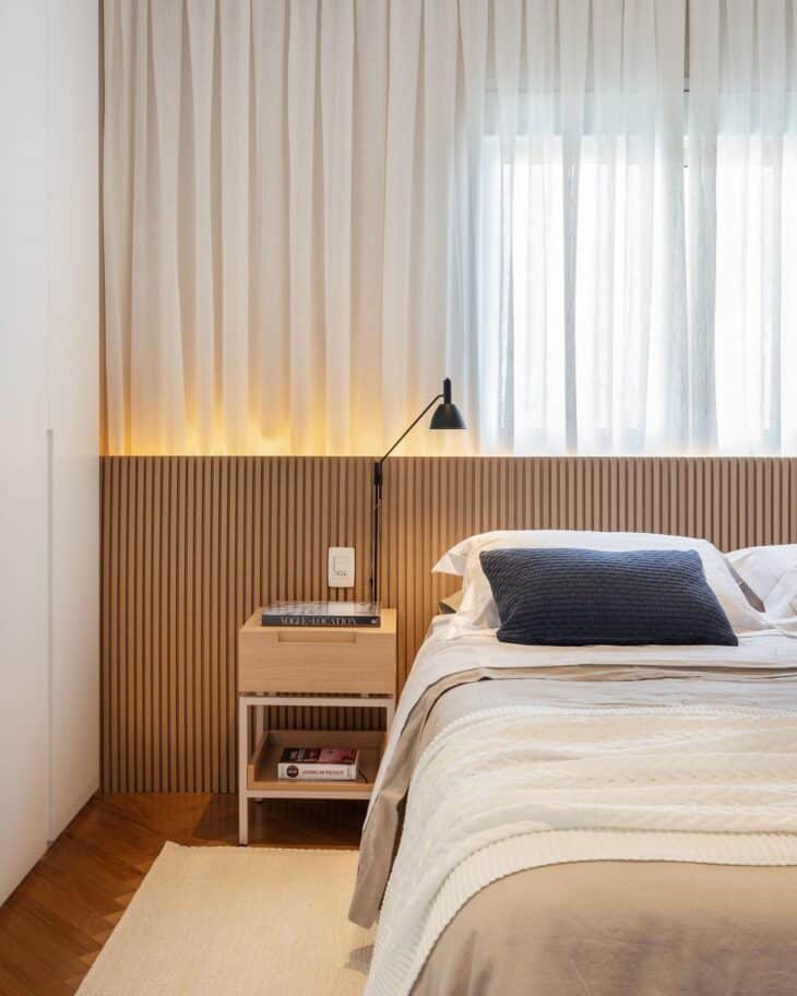 60 Stunning Ripped Headboard Ideas to Transform Your Bedroom 10 cabeceira ripada em madeira clara