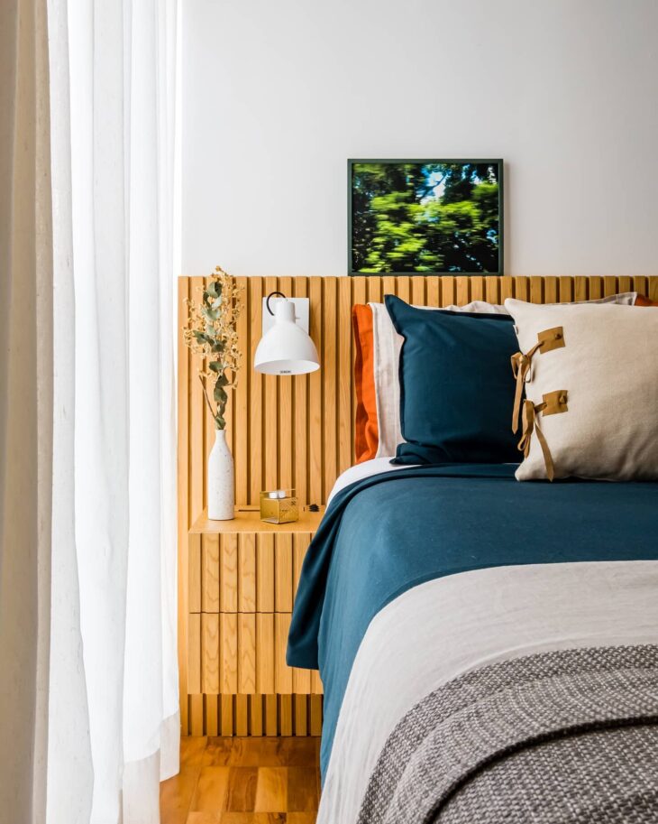 60 Stunning Ripped Headboard Ideas to Transform Your Bedroom 2 cabeceira ripada com painel escuro