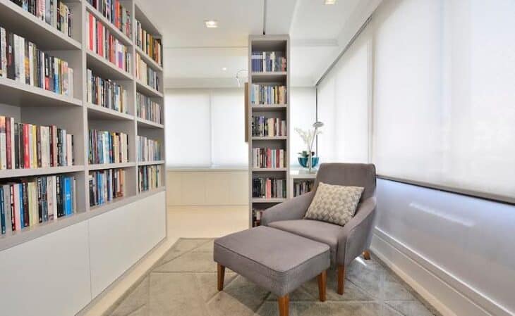 Espaço de leitura que valoriza a coleção de livros na decoração.