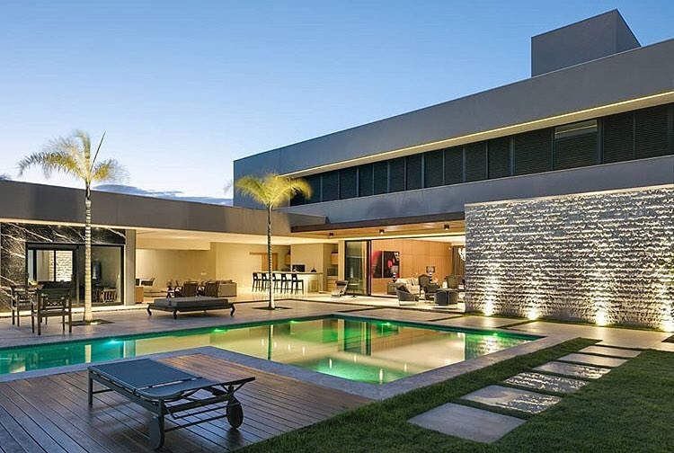 Casa em L, aproveitando melhor o espaço disponível do terreno.