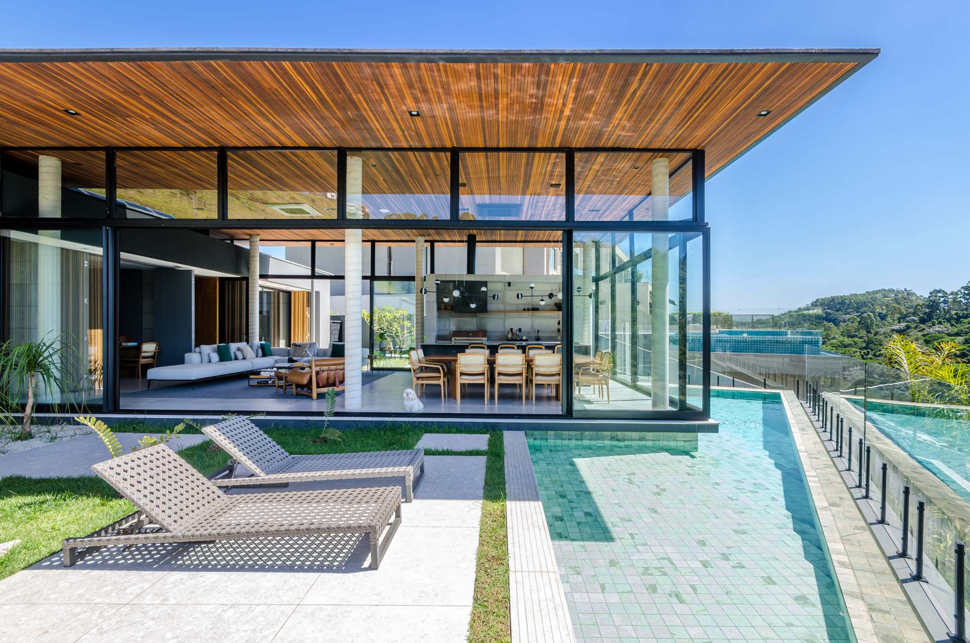 Casa Horizonte: Architecture That Celebrates Nature 3 Projeto arquitetônico valoriza a bela paisagem do terreno onde a obra foi construída (Projeto: Otta Albernaz Arquitetura)
