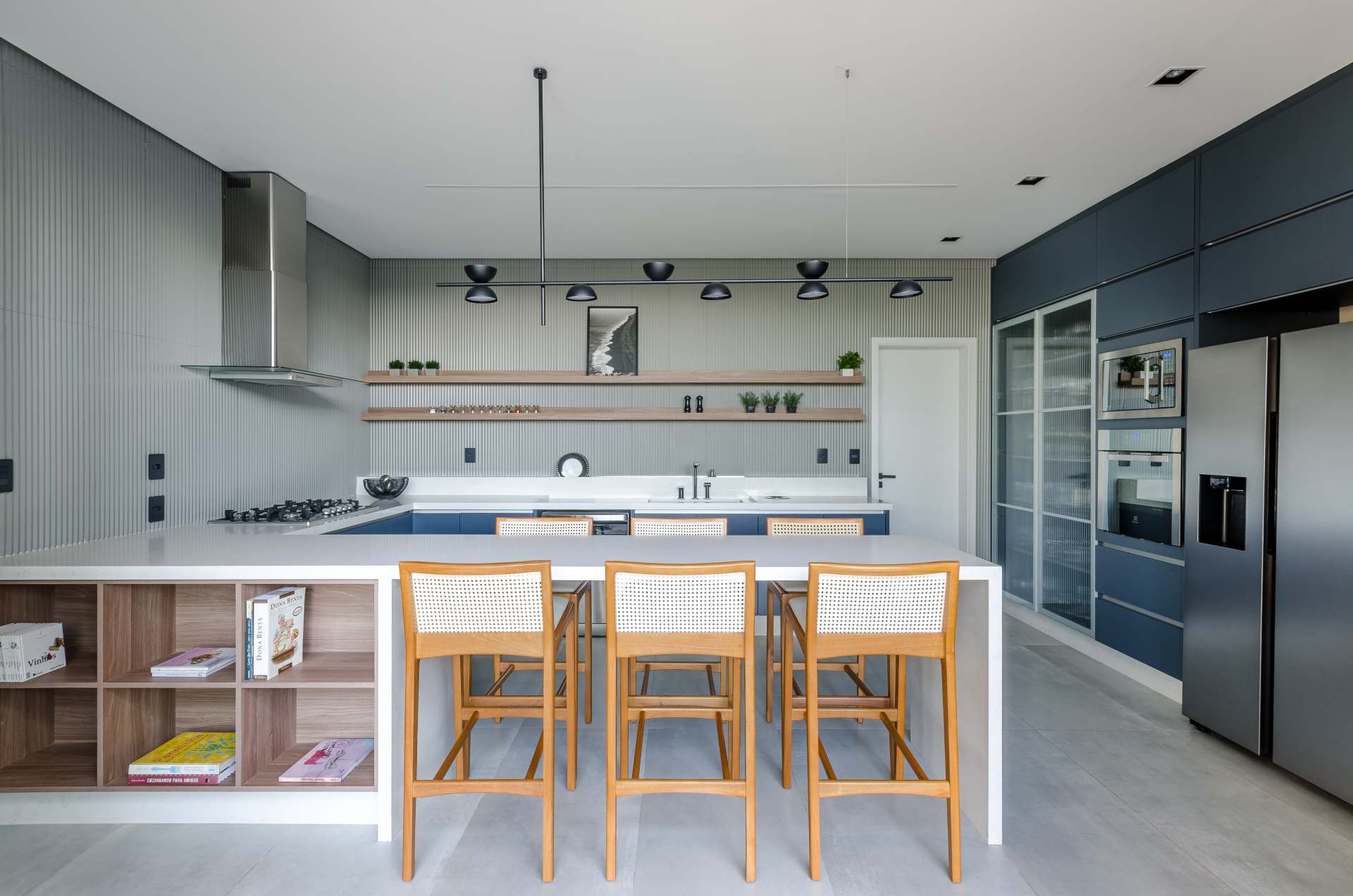 Casa Horizonte: Architecture That Celebrates Nature 2 Ampla, a cozinha permite cozinhar enquanto recebe os convidados (Projeto: Otta Albernaz Arquitetura)