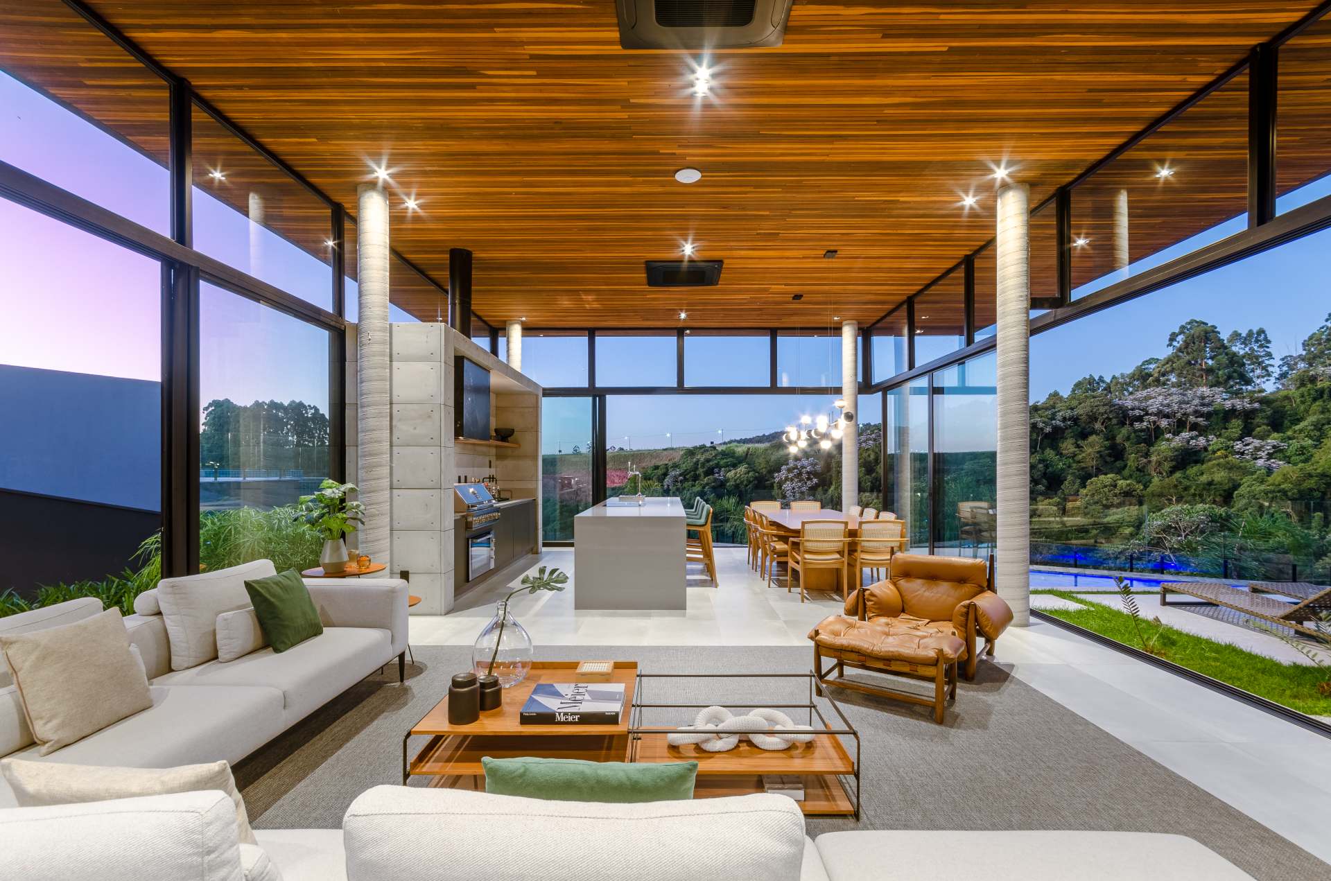 Casa Horizonte: Architecture That Celebrates Nature 7 Os ambientes de convivência da Casa Horizonte são integrados (Projeto: Otta Albernaz Arquitetura)