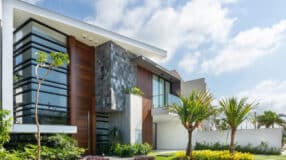 Foto de casas modernas, apresentando variações de projetos para construção.