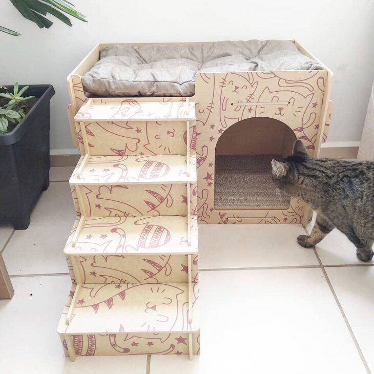 Imagem de uma bonita casinha em forma de cabana, perfeita para o relaxamento do gato.
