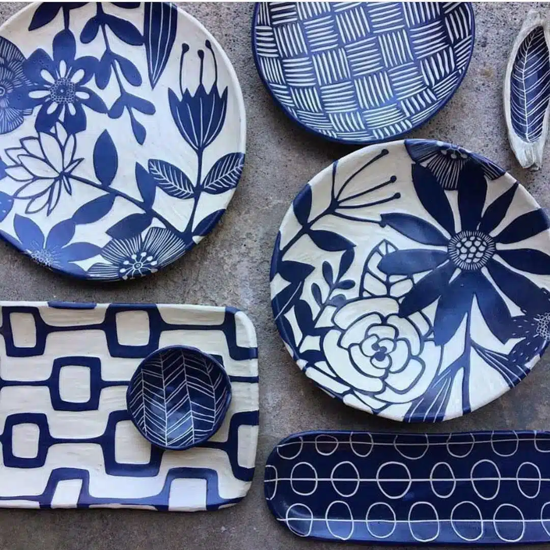 Para acompanhar da melhor maneira a sua cozinha nesse tom, ou mesmo para fazer aquela decoração com pratos na parede, pode ir de classic blue.