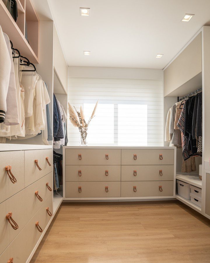 O closet aberto é ótimo quando o assunto é organização.