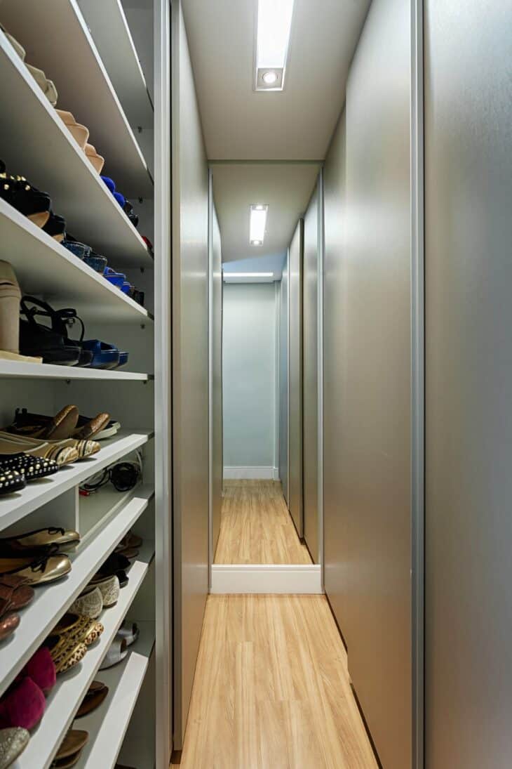 85 Creative Ideas to Maximize Space in a Small Closet 5 Um closet pequeno é uma forma prática de armazenar roupas e driblar a falta de espaço.