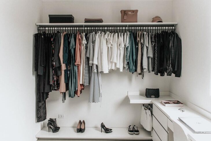 85 Creative Ideas to Maximize Space in a Small Closet 9 Prateleiras mais altas podem ser usadas para acomodar a roupa de cama.