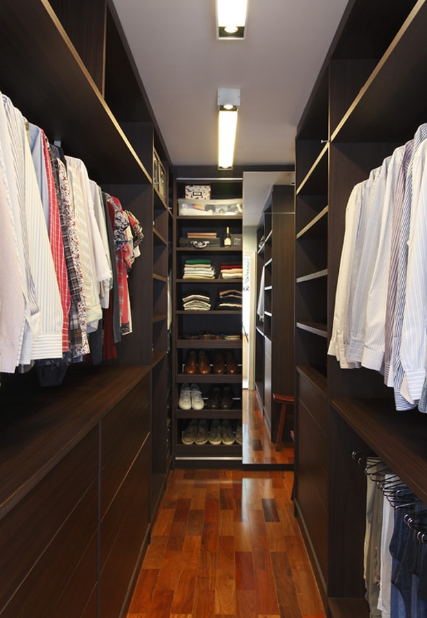 85 Creative Ideas to Maximize Space in a Small Closet 2 Economize espaço com espelhos nas portas.