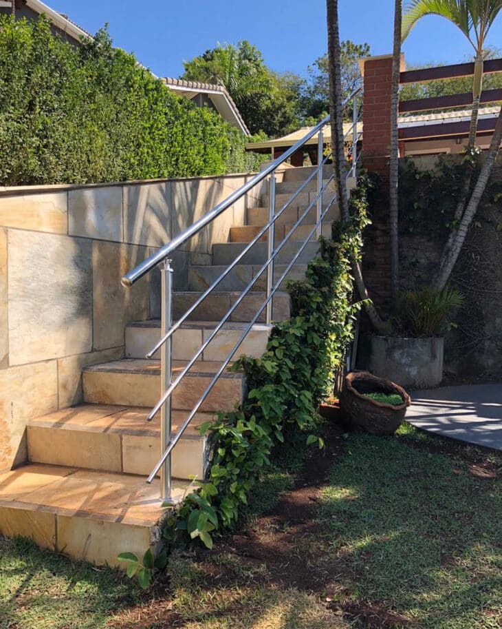 O corrimão é um item essencial para a segurança nas escadas