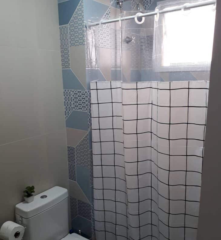 Modelo discreto que realça a decoração do banheiro.