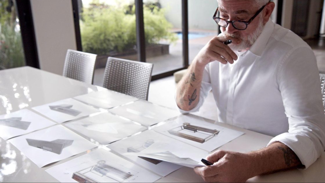 Alex Atala em sua casa, no desenvolvimento da linha de bancadas de cozinha A²to (Foto: Mauri Cherobin)