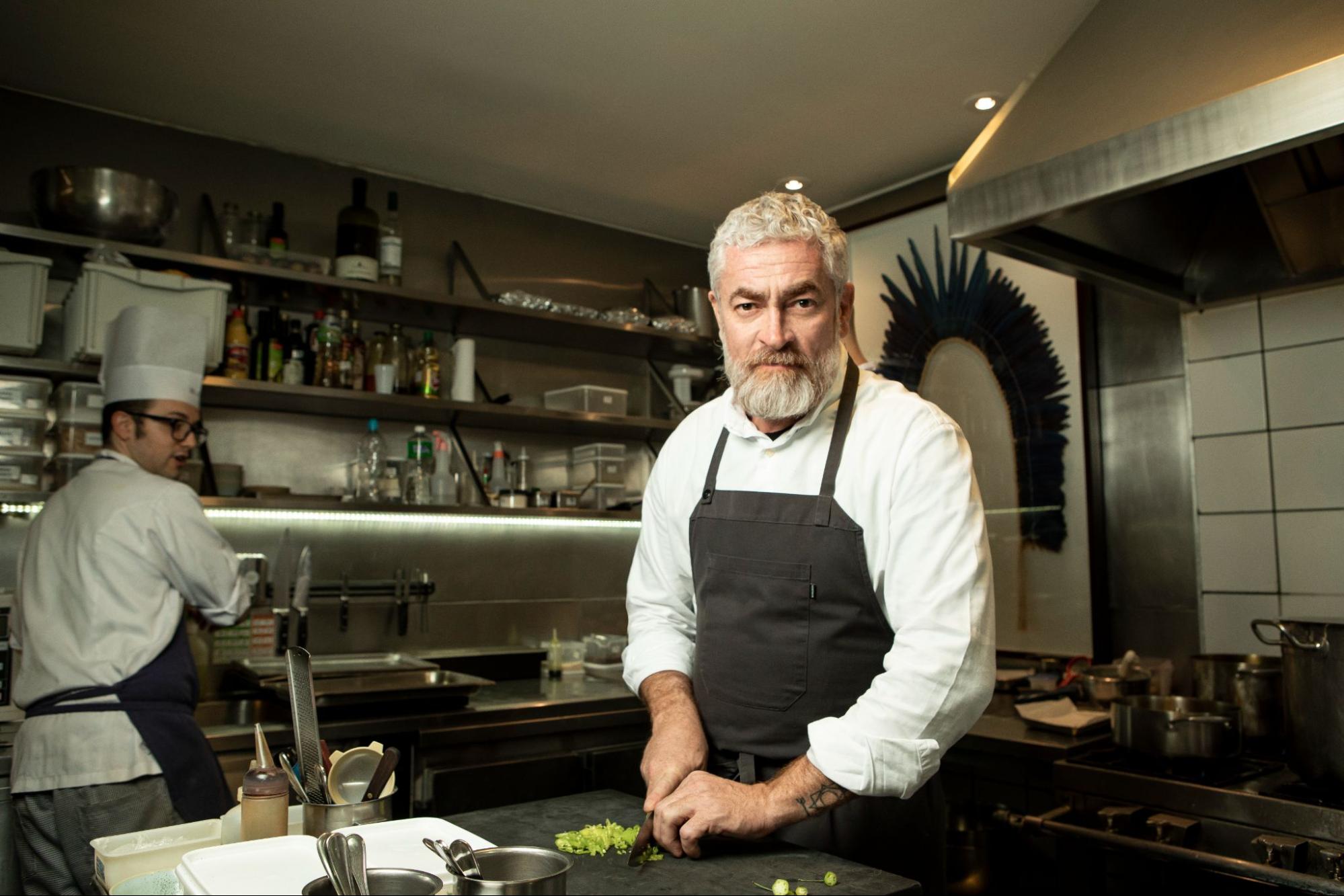 O chef Alex Atala na cozinha de seu restaurante D.O.M. (Foto: Marcus Steinmeyer)