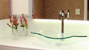 Bathroom Frames: Models and Tutorials to Decorate Your Space 7 Cuba de vidro instalada em um banheiro destacado.