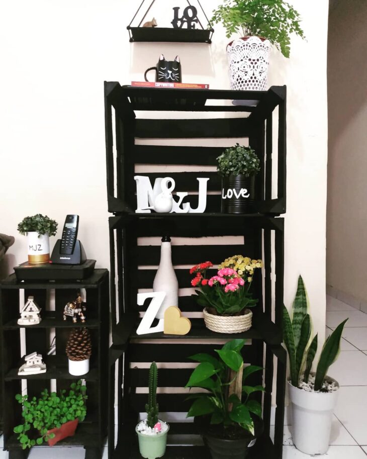 Uma sala decorada com caixotes, apresentando um ambiente estiloso e organizado.