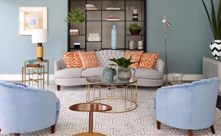 120 Ideas to Transform Your Living Space with Stylish Decor 5 Sala decorada no estilo retrô, inspirada em décadas passadas, com cores vibrantes e móveis com linhas arredondadas.