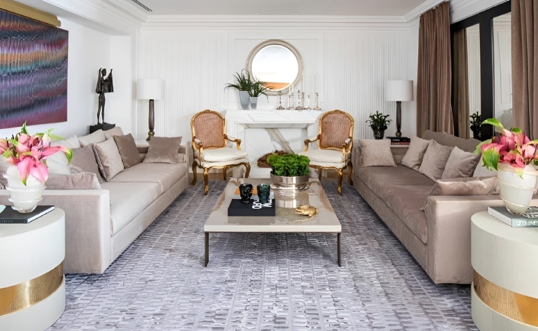 120 Ideas to Transform Your Living Space with Stylish Decor 7 Sala clássica, luxuosa com simetria e uso de materiais nobres como mármore e seda.
