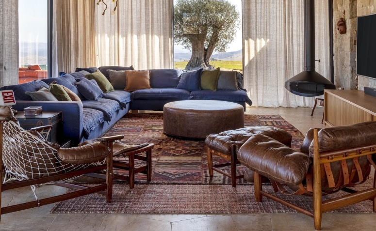 120 Ideas to Transform Your Living Space with Stylish Decor 10 Sala rústica que evoca a natureza, utilizando móveis de madeira e tecidos naturais.