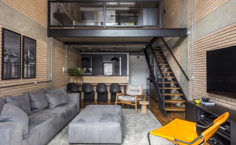 120 Ideas to Transform Your Living Space with Stylish Decor 2 Sala de estilo industrial, com elementos em madeira e ferro, características de lofts.