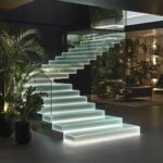 Escadas de vidro: 30 modelos para inspirar seus projetos