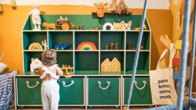 Estante para brinquedos com várias opções de organização.