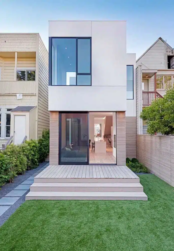 11 Inspiring Facade Designs for Duplex Homes 10 fachada de sobrado estreito com detalhes em madeira