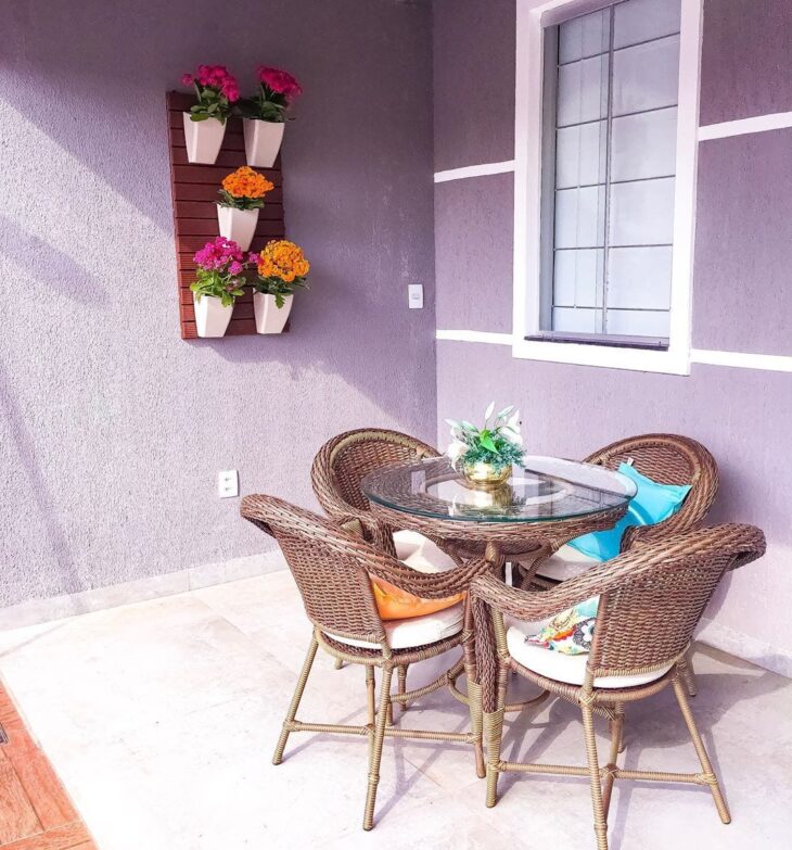Wall Planters: How to Make and 50 Charming Options for Your Home 2 Floreira de parede feita de madeira com plantas.