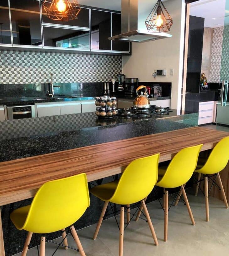 Foto apresenta o granito verde ubatuba em uma bancada de cozinha, destacando sua beleza.