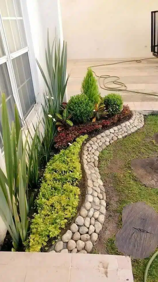 How to Create Beautiful Garden Beds: A Complete Guide 9 Mas, como a maior parte das plantas são vendidas em vasos de plástico simples, é aí que entra a sua escolha criativa.