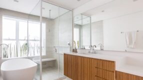 Janela para banheiro com design contemporâneo.